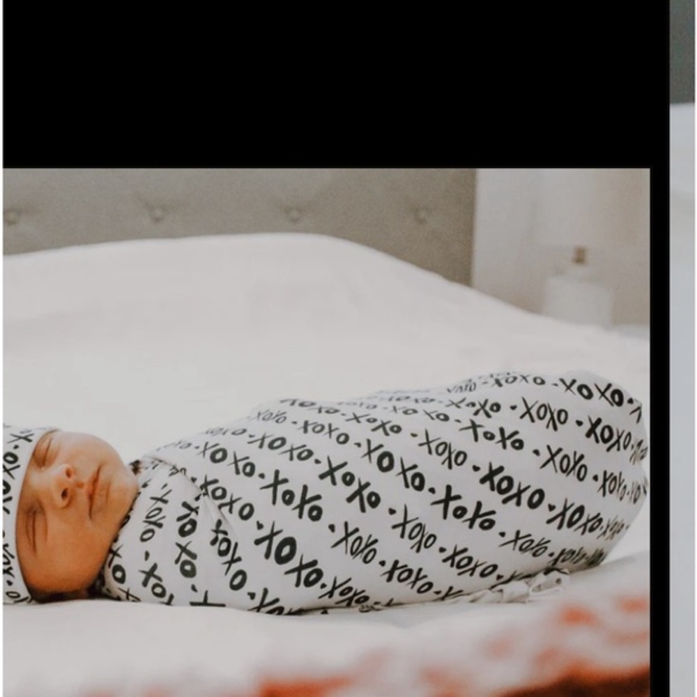 Baby Rae XOXO swaddle w/.FREE headband 🖤🤍🖤